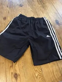 adidas 3本ライン 半ズボン 黒　シャカシャカ　サイズ160