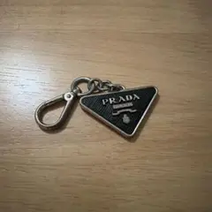 すみともさん様専用）美品 PRADA キーホルダー 黒 三角形 - メルカリ