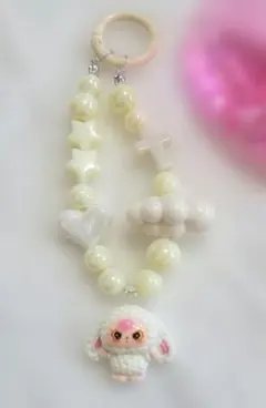 ②ベビースリー 白ビーズキーホルダー ベビスリ