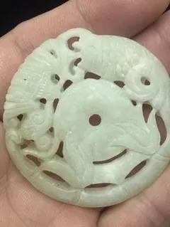 翡翠 魚と雲の彫刻 オブジェ精巧彫刻 玉牌ペンダント 中国古代風（花鳥魚虫文様）