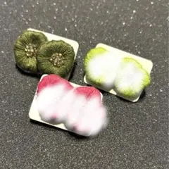 ハンドメイド　新品　ボタンピアス　刺繍ピアス　ビーズピアス　カーキグリーン　緑