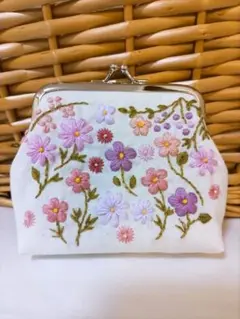 ☆ハンドメイドがま口ポーチ 刺繍ボタニカルフラワーピンク☆