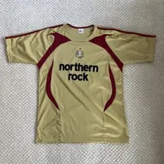 Newcastle United サッカーシャツ 金色/赤