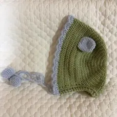 耳付きオリーブグリーン編み帽子　かぎ針編み　ベビー　ボンネット　ハンドメイド　緑