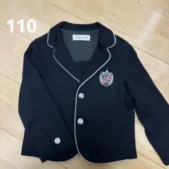 黒いエンブレム付きブレザー