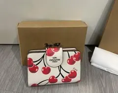 新品・未使用コーチCOACH ストロベリー柄 二つ折り財布 - メルカリ