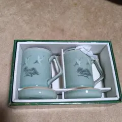 中国？韓国？みやげ　鶴と松のデザイン 陶器（青磁？）茶漉付きマグカップ2個セット