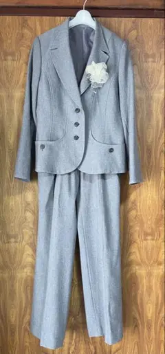 グレー スーツ フラワーコサージュ付き　13号