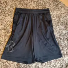 最終お値下げ　アンダーアーマー　メンズ服　ハーフパンツ　ロゴ入り