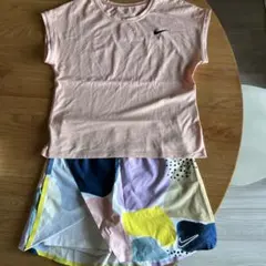 Nike Dri-FIT ピンクTシャツとショートパンツセット