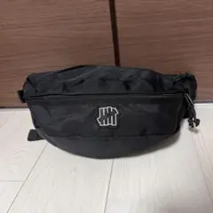 UNDEFEATED ブラック サコッシュ