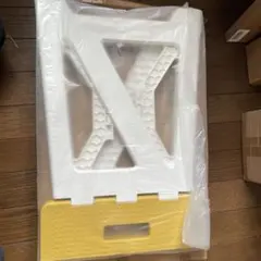 【ペ〜パ〜様専用】折りたたみ式椅子 ホワイトとイエローのサムネイル