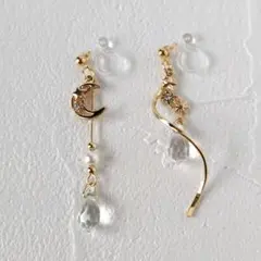 月とクリスタルドロップのアシンメトリー　ノンホールピアス