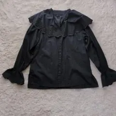 JUSGLITTY 黒のフリル付き長袖ブラウス