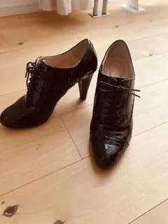 黒　ブーティ　エナメル　カリアング