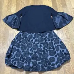 黒いフレアスリーブトップスとバラ柄スカートセットアップ