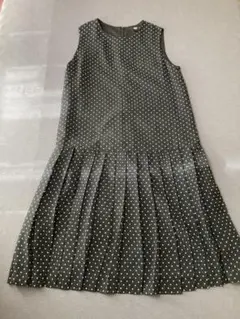 ♪ユニクロ 白ドット柄 ノースリーブ裾プリーツ ワンピース 黒色