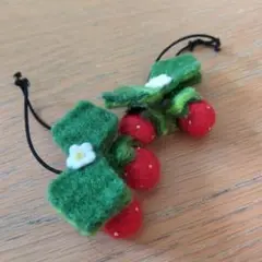 フェルト製イチゴヘアピン