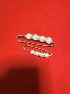 パール装飾の安全ピン型ブローチ