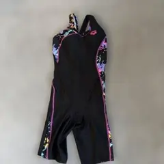 arena スポーツ用水着 黒に鮮やかな花柄　今年のモデル