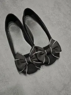 リボン付きブラックバレエシューズ