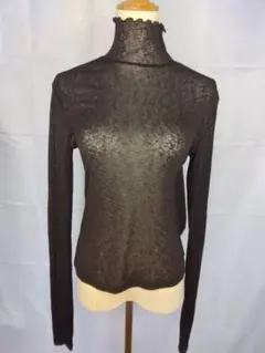 黒のタートルネック長袖トップス