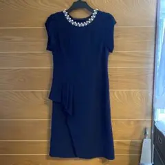 ネイビー パーティードレス 襟元ビジュー