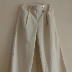 ホワイト ゴールドボタン付き ワイドパンツ