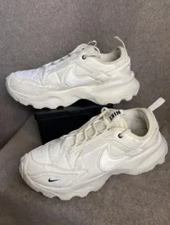 NIKE TC7900 ホワイト スニーカー サイズ27cm /UK7.5 - メルカリ