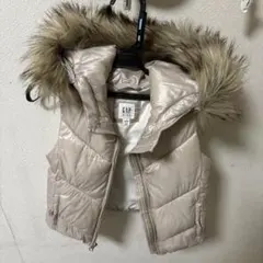 GAP ベージュ ファー付きダウンベスト