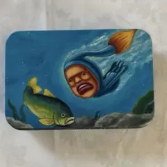 平成レトロ こびとづかん　缶ケース（オオヒレカワコビト）