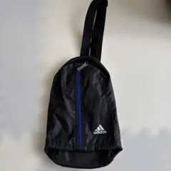 adidas ボディバッグ 黒 青いジッパーのサムネイル