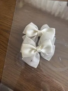 リボンの髪飾り　ハンドメイド作品　髪留め　女の子　クリーム