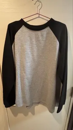 グレーと黒の長袖Tシャツ