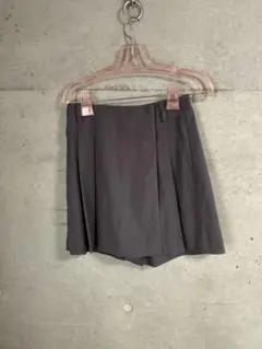 グレー プリーツ ショートパンツ