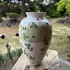 ウェッジウッド WEDGWOOD 黒壺WILDSTRAWBERRY 花瓶のサムネイル
