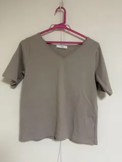 Discoat Vネック リブTシャツ ベージュ Mサイズのサムネイル