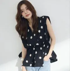 【新品】ノースリーブブラウス ドット柄 カシュクール風 ペプラム 黒