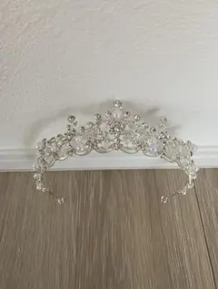 シルバーの花モチーフのティアラ