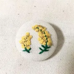 刺繍ヘアゴム ミモザ 2輪 刺繍くるみボタン 刺繍ブローチ ハンドメイド