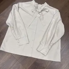 ベージュ　 リボン付き長袖シャツ 入学式