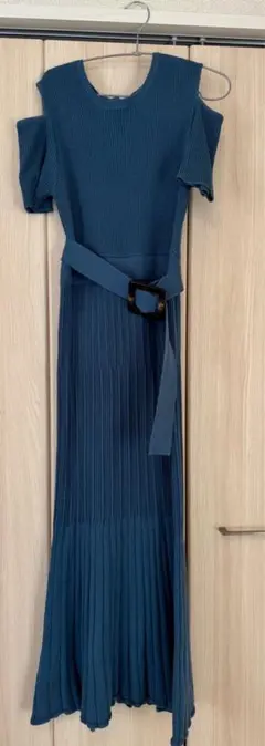 オープンショルダー ニットロングワンピース ブルー