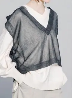 LAATO★未使用に近い〜透け感のあるVネックニットベスト