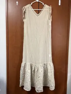 刺繍入りベージュキャミワンピース