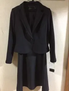 ブラックワンピースとジャケットスーツ