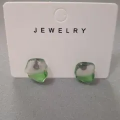 透明と緑の不規則な天然シーグラス ピアス