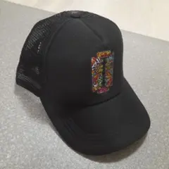 ブラック トラッカーキャップ カラフル刺繍入り