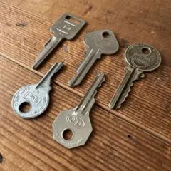 ヴィンテージ アメリカ ヴィンテージキー 金属 鍵 5本セット ②のサムネイル