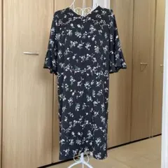 Daliance Kelly Ｖネックワンピース　ブラック　花柄　半袖