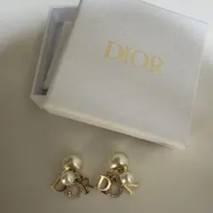 Dior パール ロゴ ピアス 両耳用のサムネイル